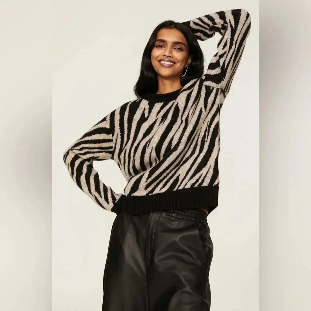 Anthropologie Moon River Lucius Zebra Print Puff Sleeve Sweater medium lucija